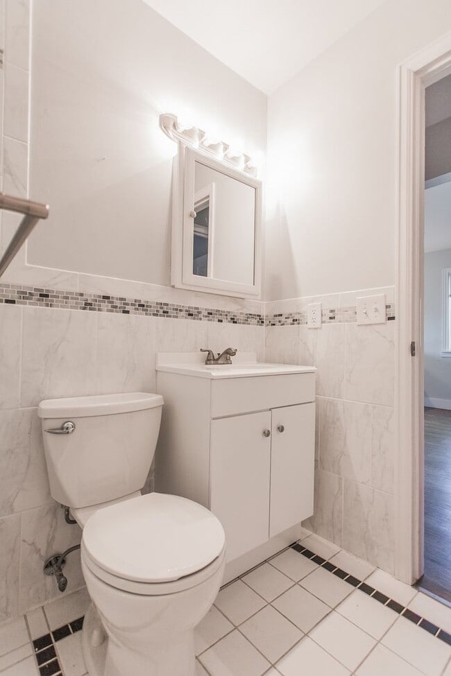 Building Photo - Immaculate Fully Renovated 2 bed/1 bath!