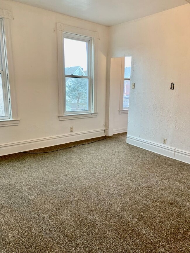 Building Photo - 4 Bed/ 2 Bath Large House in East Pittsburgh