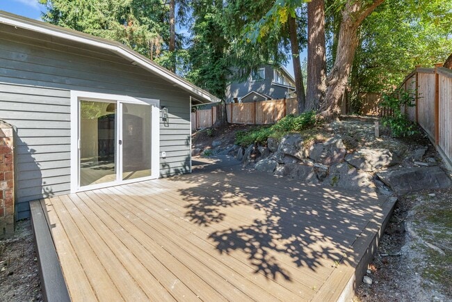 Building Photo - 3 bedroom 3 bath Finn Hill Kirkland