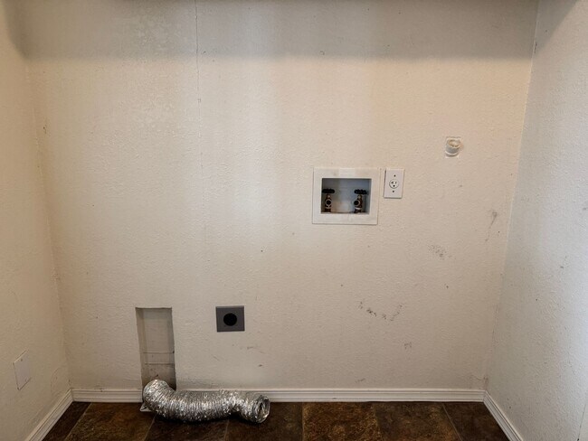 Building Photo - Updated 2 bedroom 1 bathroom house in Springfield!