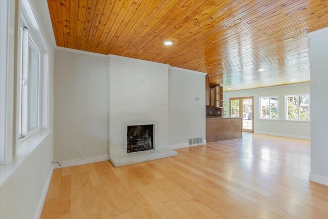 Building Photo - Family Home and In-Law Unit for Rent