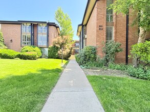 Building Photo - Beautiful One-Bedroom Condo near the Heart of Downtown SLC!