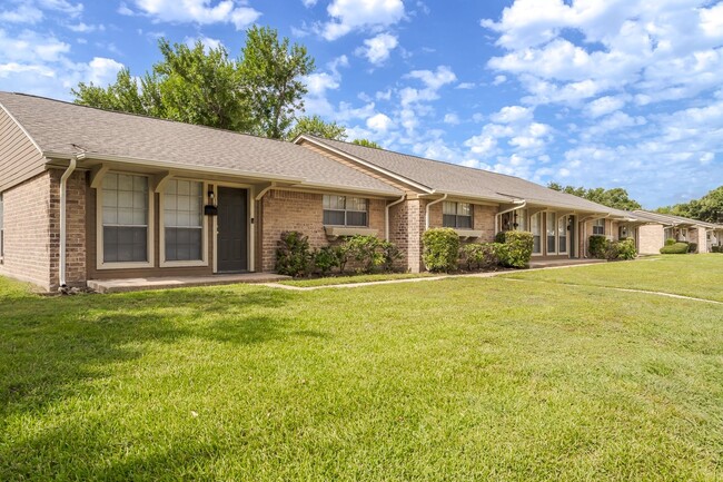 Building Photo - Villages at Parktown Apartment Homes