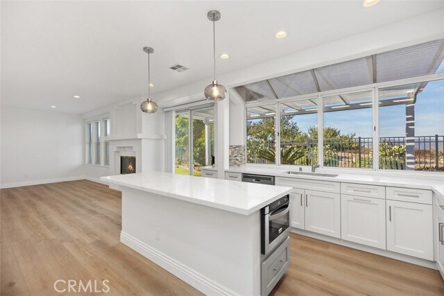 Building Photo - 2 Crystalglen