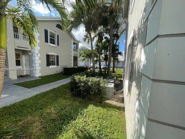 Building Photo - 2811 N Oakland Forest Dr