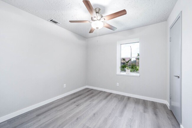 Building Photo - 8434 Quailcrest Dr