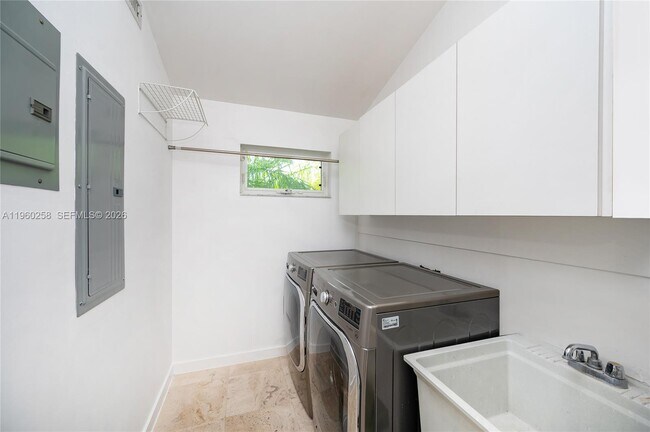 Building Photo - 650 Curtiswood Dr