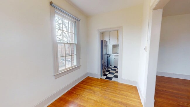 Building Photo - Top Floor Georgetown Two Bedroom in Amazing Location!