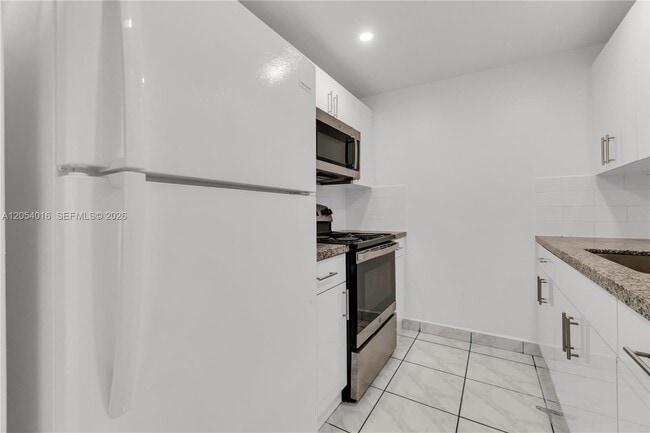 Building Photo - 9354 SW 77th Ave