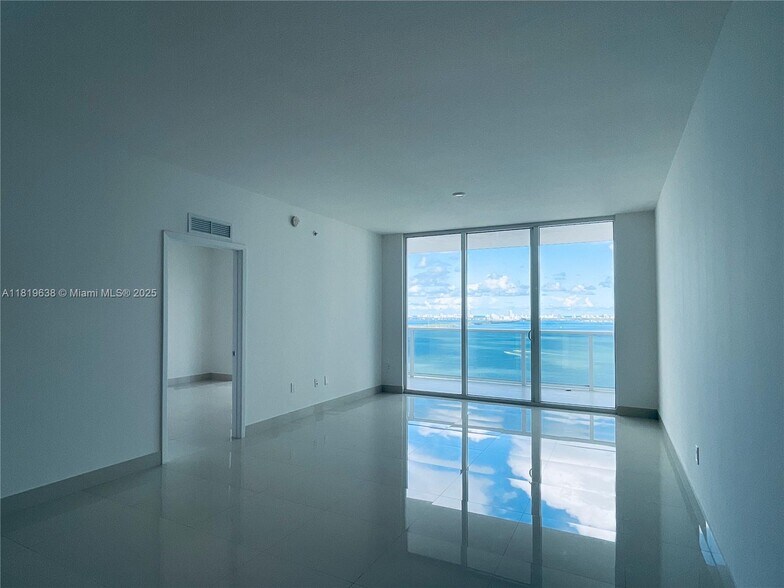 Building Photo - 600 NE 27th St