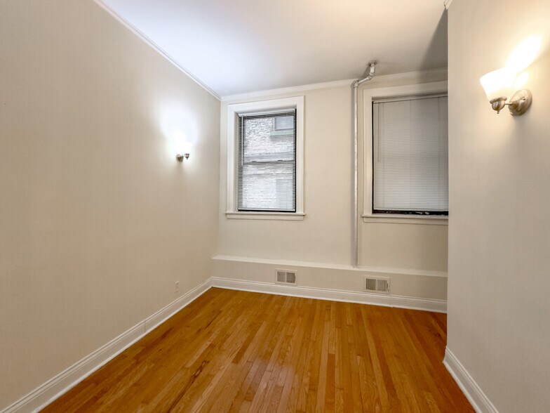 Building Photo - 4752 N Paulina St