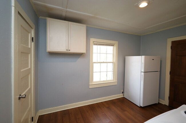 Building Photo - 300 E 6th St