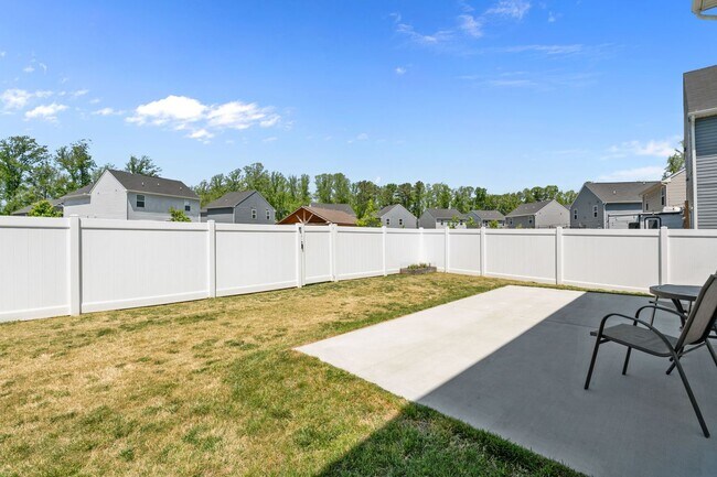 Building Photo - Beautiful 4-Bedroom Home with Fenced Backyard & Open Floor Plan!