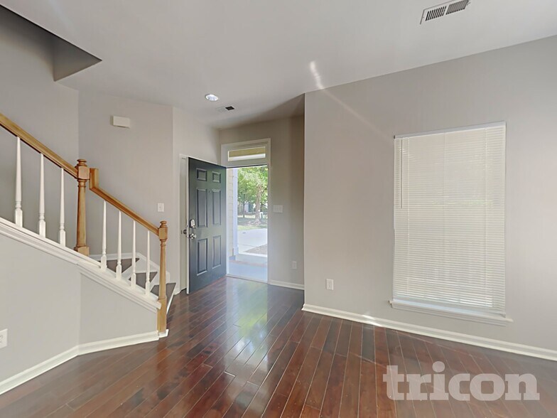 Building Photo - 404 Marcella Dr