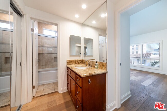 Building Photo - 125 S Elm Dr