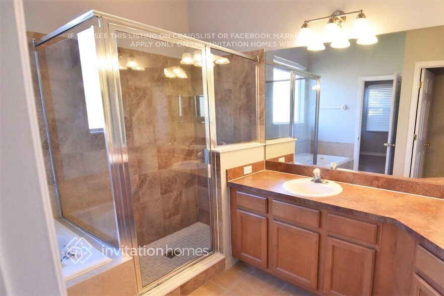 Building Photo - 8345 Baywood Vista Dr