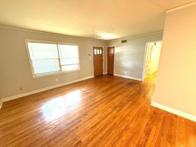 Building Photo - ** 4 Bed 2 Bath located in Dalraida ** Call 334-366-9198 to schedule a self tour