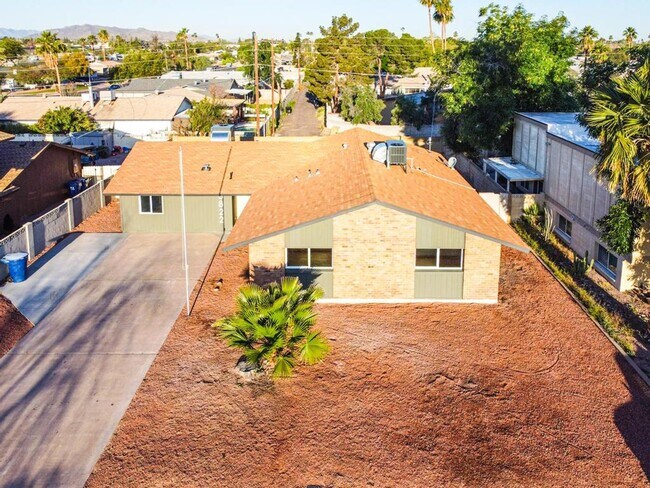 Building Photo - Completely Remodeled 6 bedroom/4 bath Home with New Pool