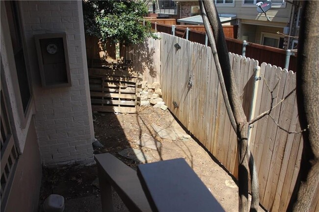 Building Photo - 25 Oakbrook Dr