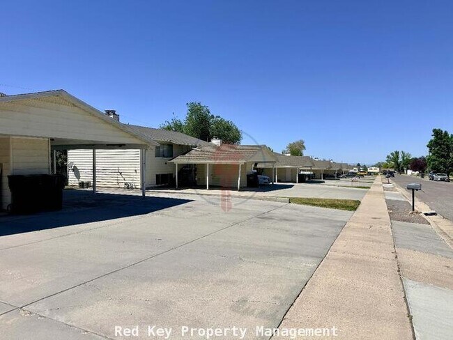 Building Photo - Noble Rd. Duplex