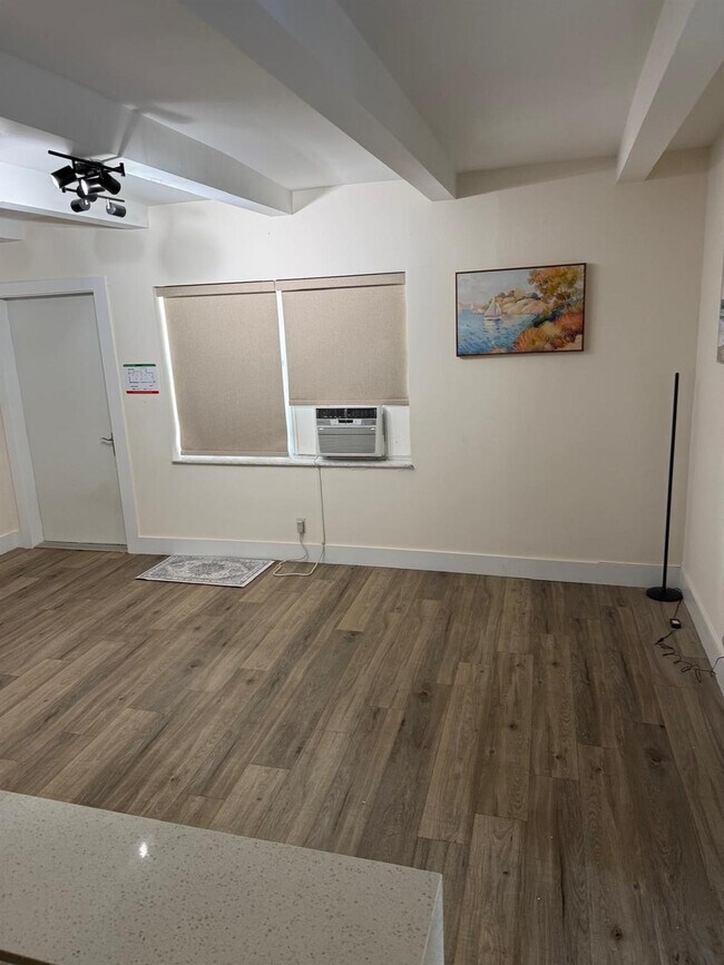 Building Photo - 1020 N Victoria Park Rd