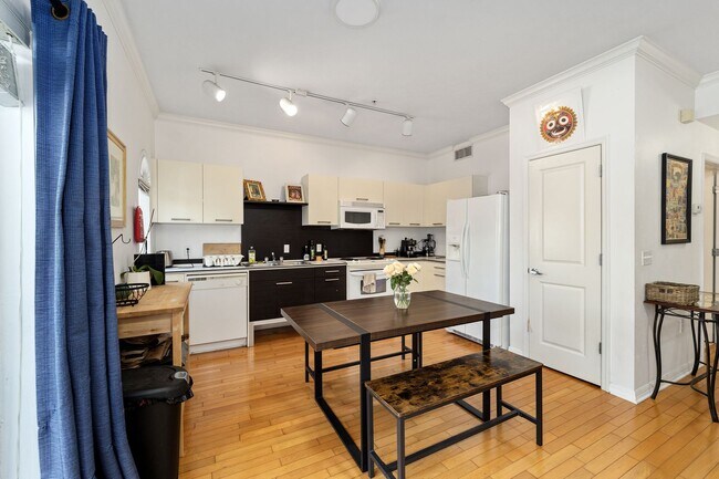 Building Photo - Stylish 2/1 condo in downtown Gainesville w/ parking and laundry