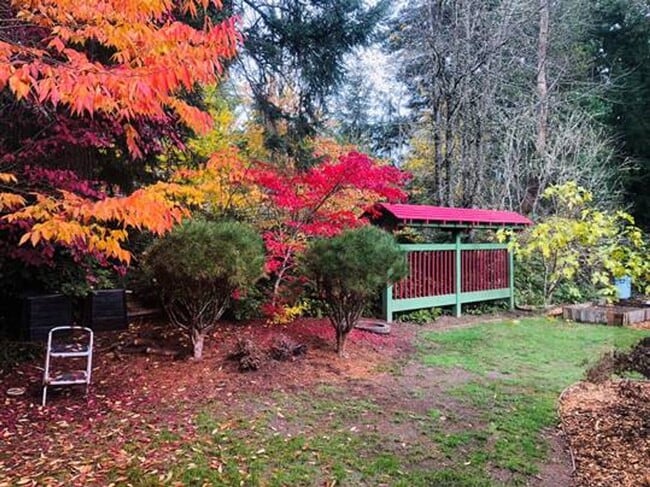 Building Photo - Stunning 4bd centrally located in desirable Ridgetop area