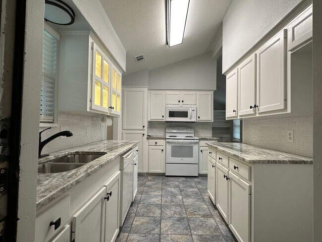Building Photo - Ready for move in