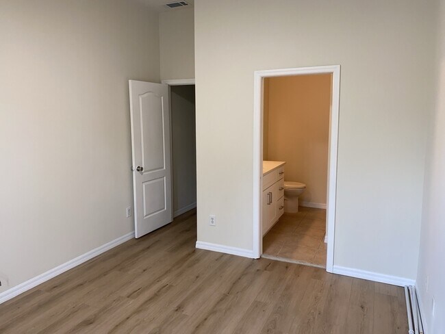 Building Photo - 303 Wilton Cir