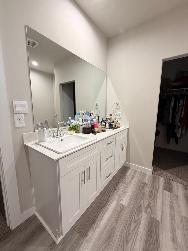 Building Photo - 6400 Bluebell Dr