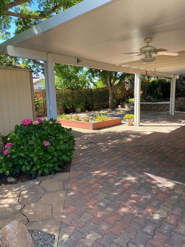 Building Photo - Broadstone Solar Home - 5 Bdrms, 4 Baths
