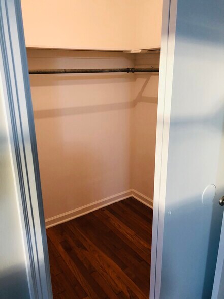 Walk in Closet - 3220 Glenview Ave