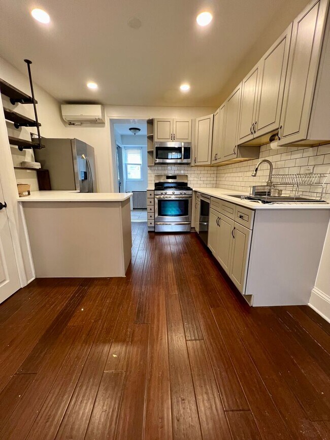 Building Photo - Stunning 4-Bedroom Townhome in the Heart of Fishtown! Available NOW!