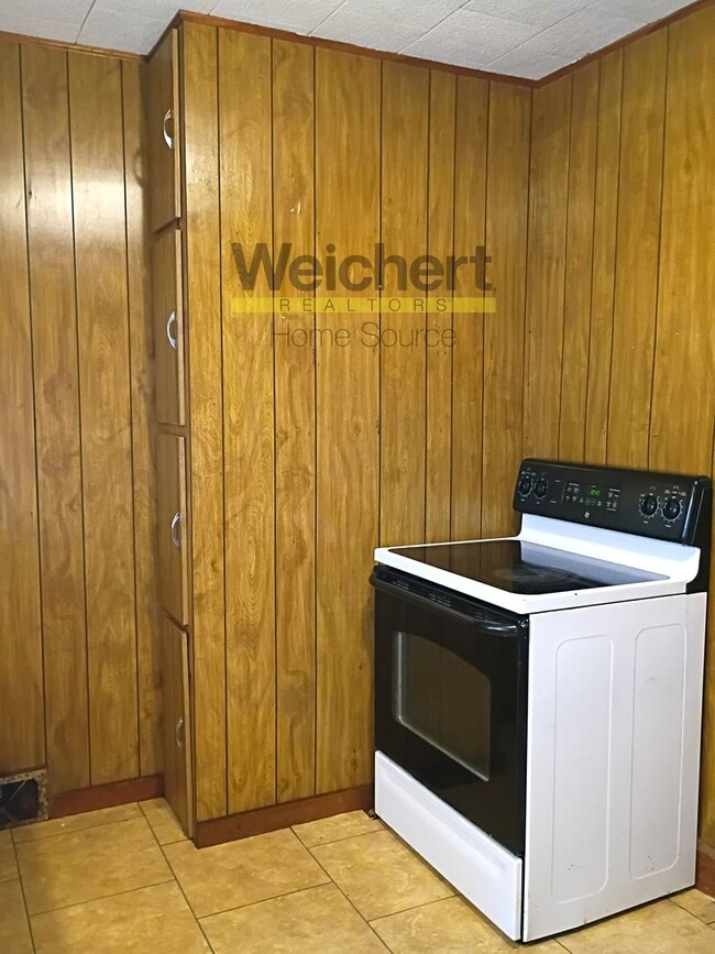 Building Photo - 3BR Home with Basement, Screened Porch & Garage