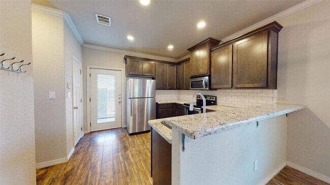 Building Photo - 914 Fairview Ave