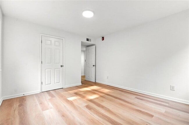 Building Photo - 5095 Roswell Rd NE