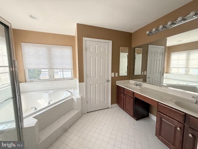 Building Photo - 4228 Lower Park Dr