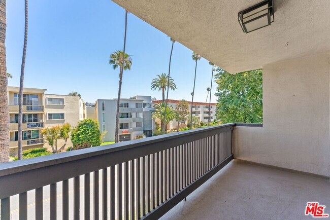 Building Photo - 809 S Bundy Dr