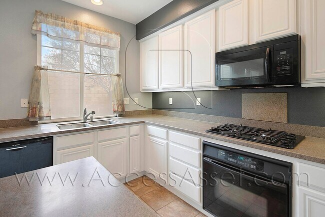 Building Photo - Charming 4 Bedroom, 3 Bathroom Home in Murrieta with Spacious Layout & Bright Interiors