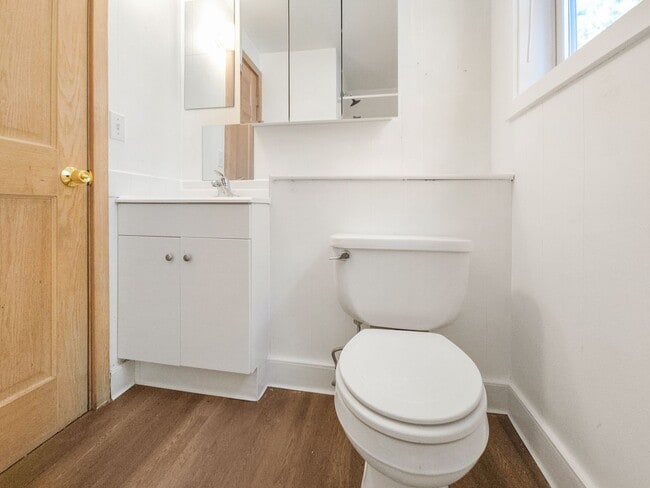 Building Photo - Charming Studio Near Downtown Bellevue wit...