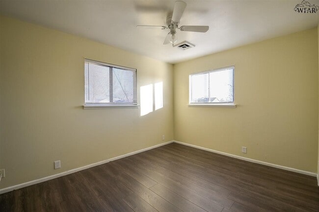 Building Photo - 1604 Red Fox Rd