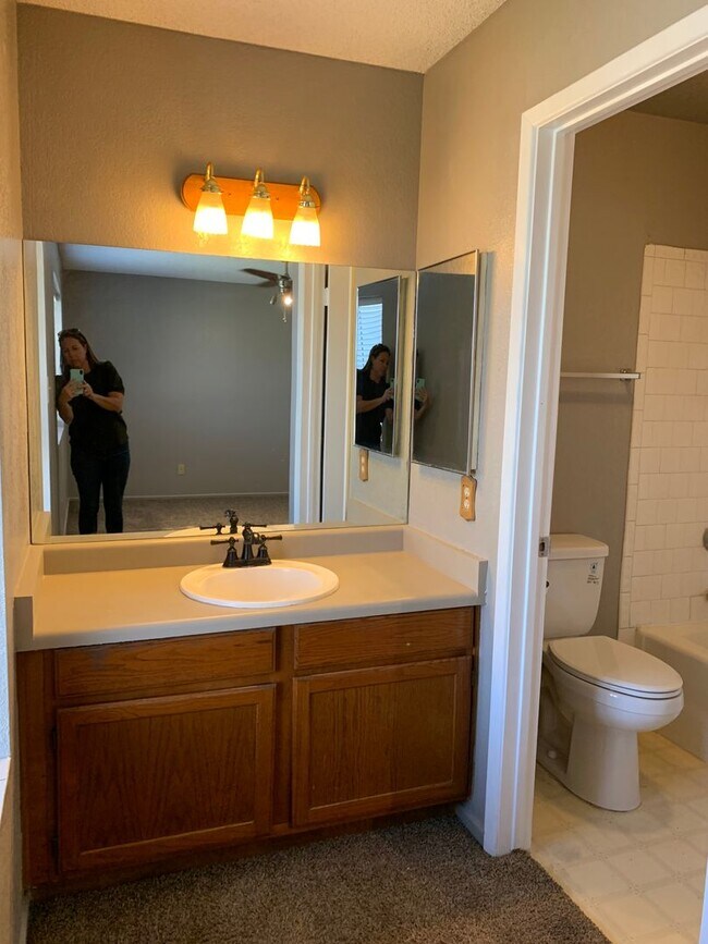 Building Photo - 4 BEDROOM POOL HOME!