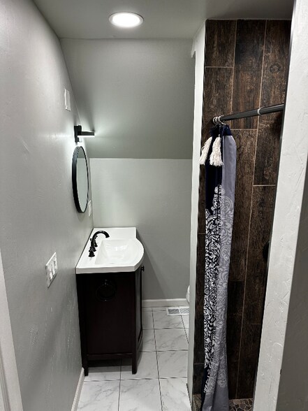 Building Photo - 528 29th St