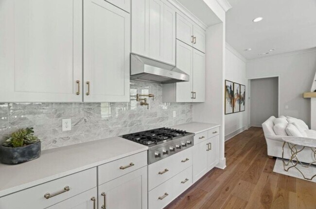 Building Photo - Luxurious 5 Bedroom, 3 Bathroom Home in Mc...