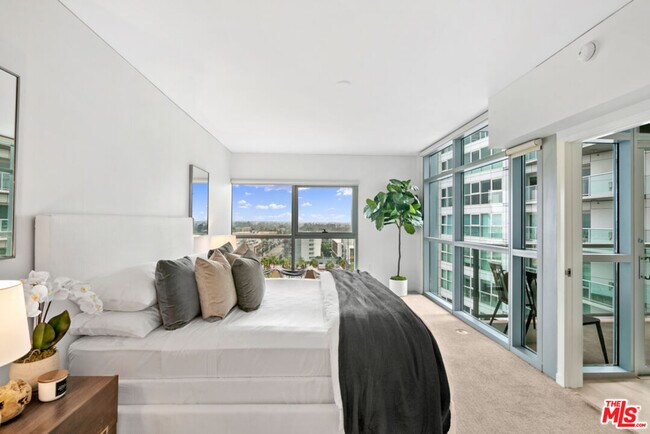 Building Photo - 13650 Marina Pointe Dr