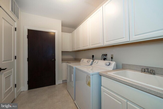 Building Photo - 510 Wellington Square