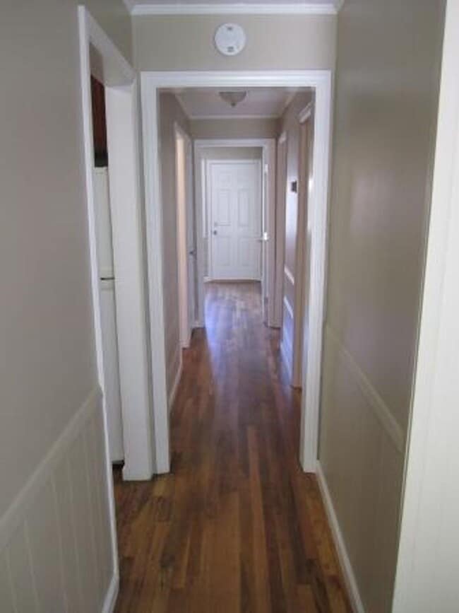 Building Photo - CHARMING 3 BEDROOM, 1 BATHROOM HOME IN DOW...
