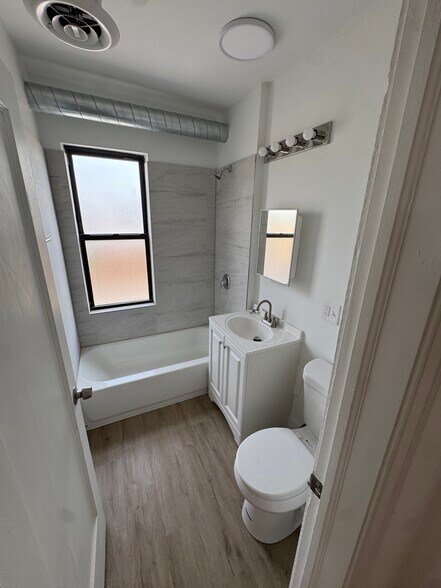 Building Photo - 1553 W 94th St