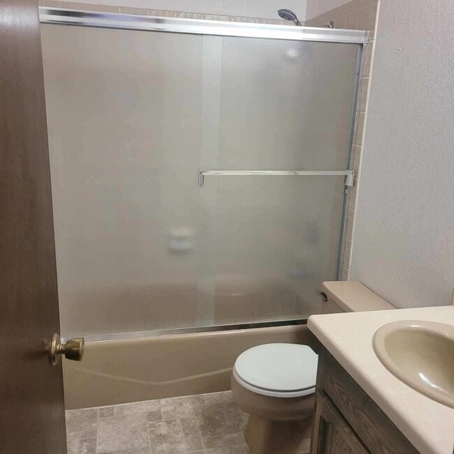 Building Photo - 2 Bed, 1 & 1/2 Bath, 1 Car Garage Duplex off of Patterson!!!!