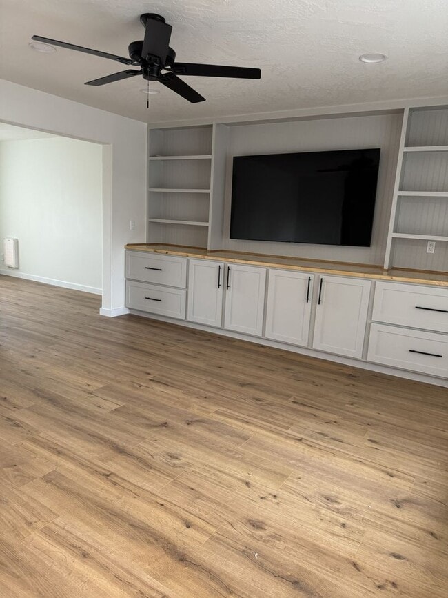 Building Photo - HARD TO FIND 4 BEDROOM